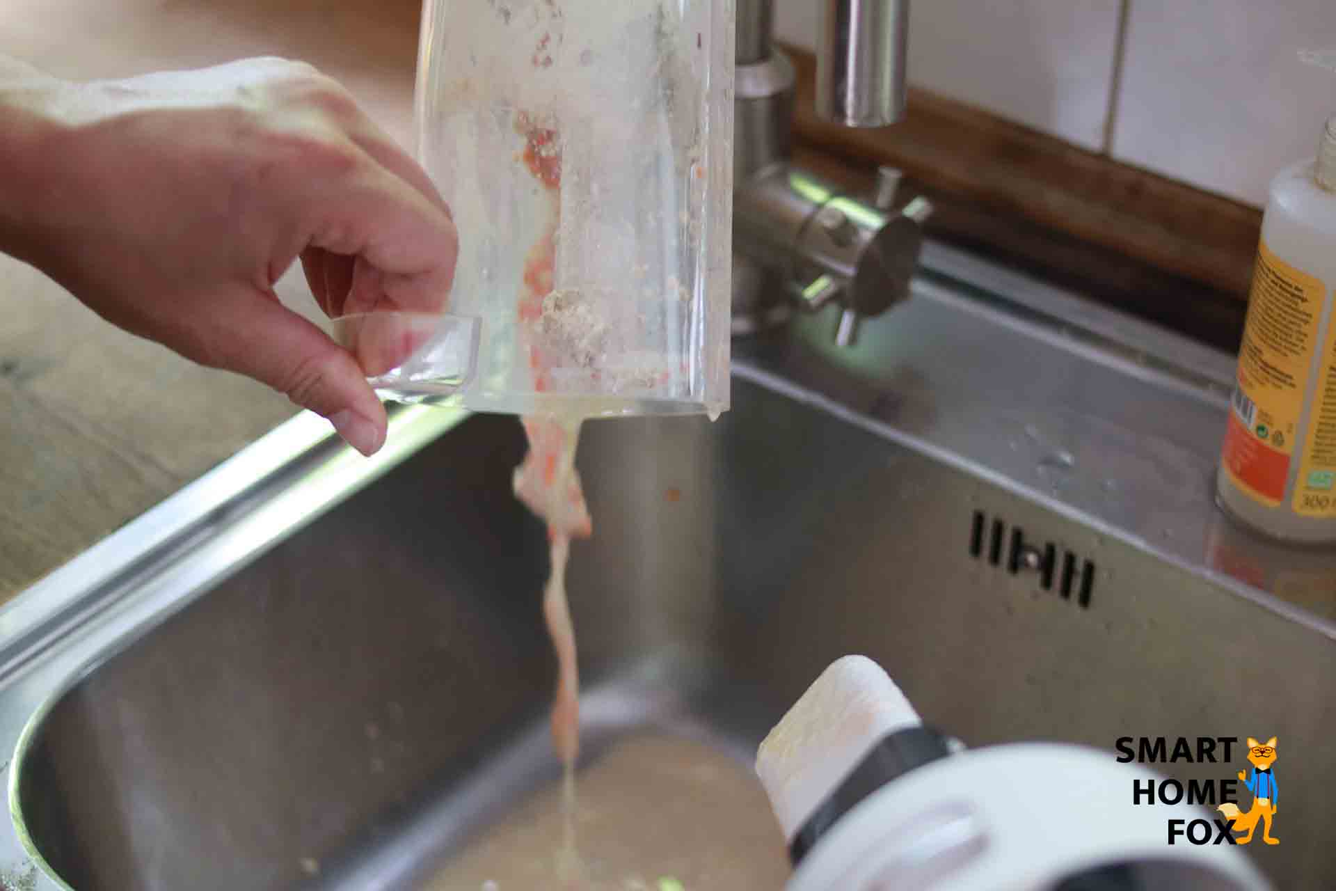 Entleeren des Schmutzwasserbehälters